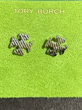Tory Burch silver -Tone small Logo Stud Earrings textured rope new double T logo